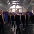 „The Rockettes“ šokėjai repetuoja kasmetinę „Christmas Spectacular“ programą