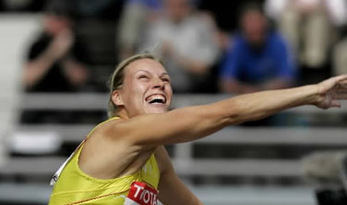 Austra Skujytė stumia rutulį Suomijoje, Helsinkyje vykstančiame Pasaulio lengvosios atletikos čempionate