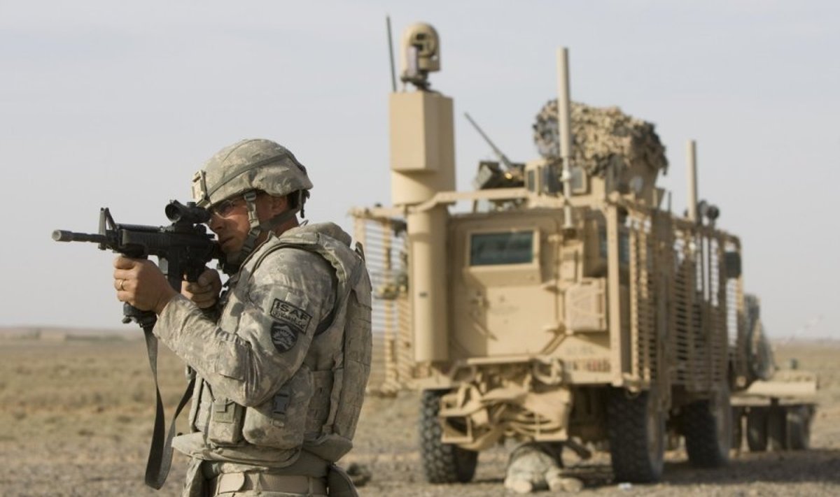 JAV karys prie minoms atsparaus, nuo pasalų apsaugoto automobilio