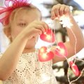 Vaikams suteikė laisvę puošti Kalėdų eglę kaip tik širdis geidžia