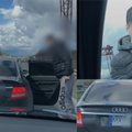 „Audi“ ekipažas santykius su važiuojančiais iš paskos nusprendė išsiaiškinti tiesiog kelyje