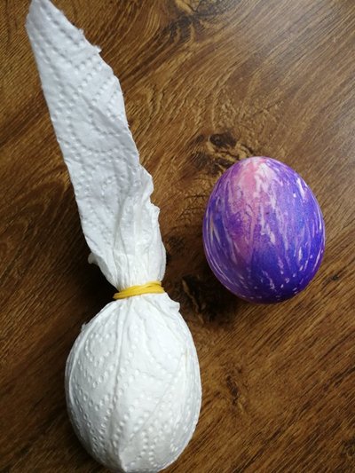 Kiaušinių marginimo būdas popieriniame rankšluostyje