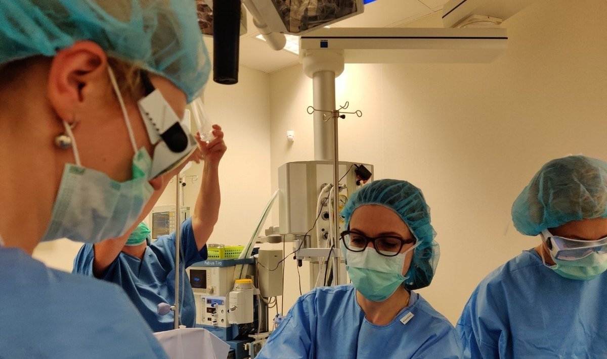 Santaros klinikų darbuotojai operacijos Jelena Volochovič operacijos metu operacijos komanda