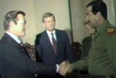 Donaldas Rumsfeldas susitinka su Saddamu Husseinu 1983 metais