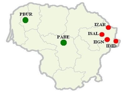 Raudonai pažymėtos Ignalinos AE SMS stotys. Žaliai – labai plataus diapazono stacionarių nuolatinių seisminių stebėjimų stotys Paberžėje ir Paburgėje, įjungtos į tarptautinį GEOFON seismologinį tinklą.