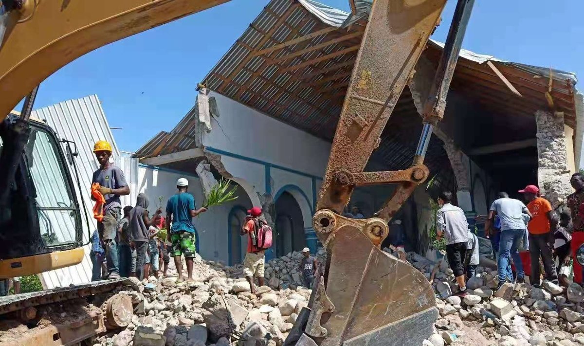 Žemės drebėjimo Haityje aukų skaičius siekia beveik 1 300