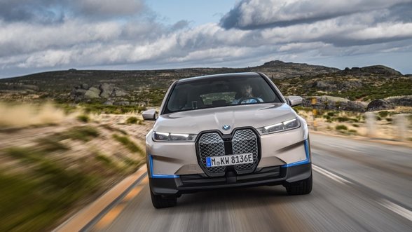 BMW pristatė elektrinį visureigį „BMW iX“ su 5G ir autonominio vairavimo sistemomis