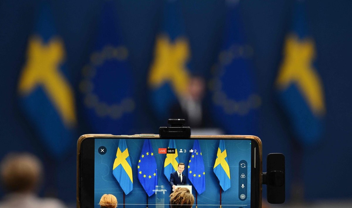 Švedijos ir NATO vėliavos