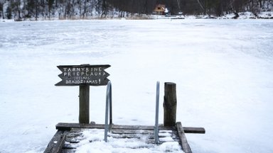 Kaip elgtis netyčia įlūžus ledui ir ko griebtis pirmiausia: tai gali išgelbėti gyvybę