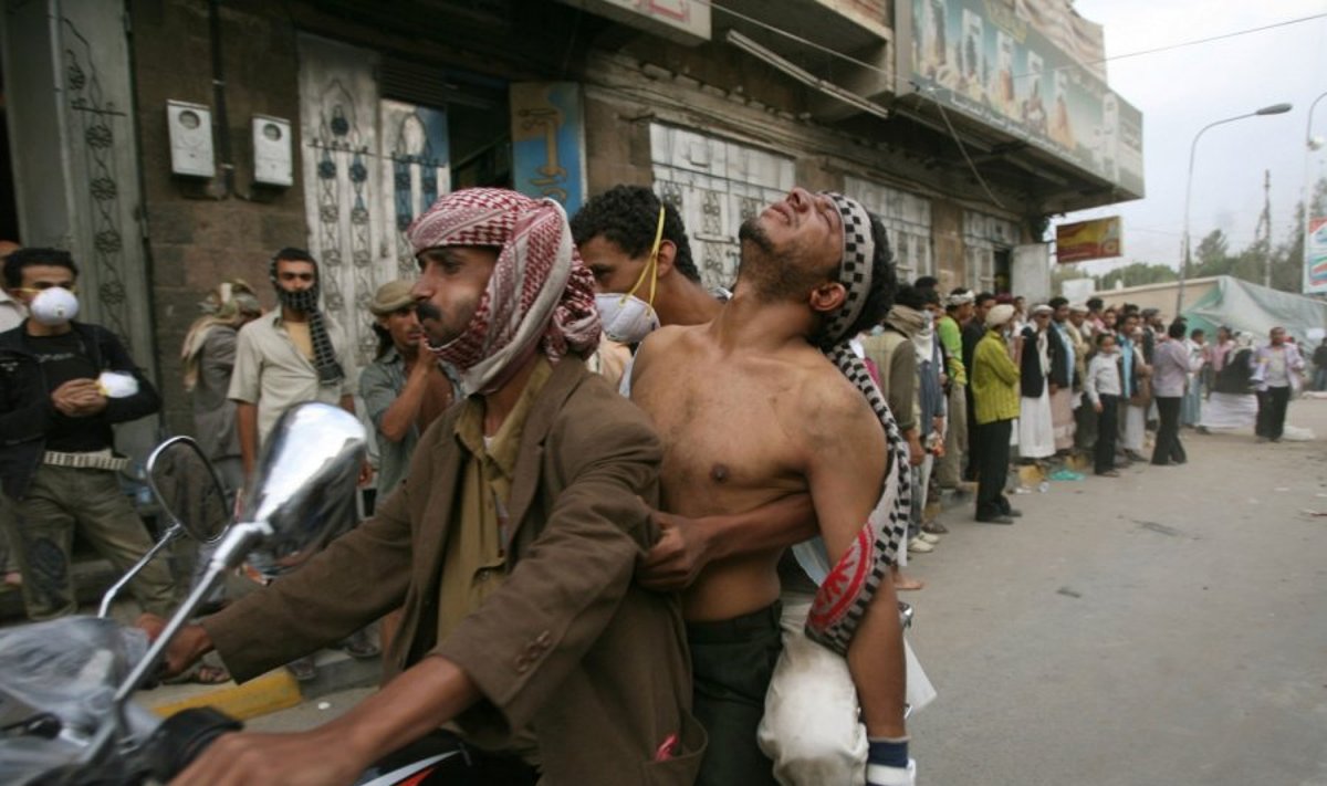Jemene vėl šaudoma į protestuotojus