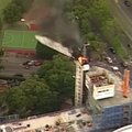 Melburne degė statybų kranas - dalis nukrito ant kelio
