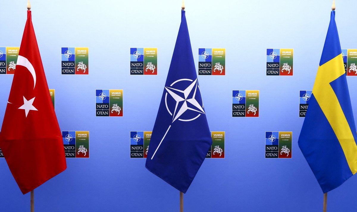 Turkijos, NATO ir Švedijos vėliavos