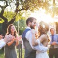 Vestuvės šią vasarą: kokios puošybos mados, kiek kainuoja, kokių dovanų laukia jaunieji ir kaip rengtis svečiams