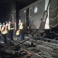 Niujorke nuo bėgių nulėkus dviem metropoliteno traukinio vagonams nukentėjo 36 žmonės