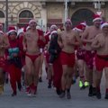 Pusnuogiai vengrai neišsigando šalčio ir rinko lėšas kalėdiniame bėgime