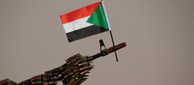 RSF pajėgų kovotojai pasipuošė automatus vėliavos, laukdami atvykstant savo lyderio Hemečio