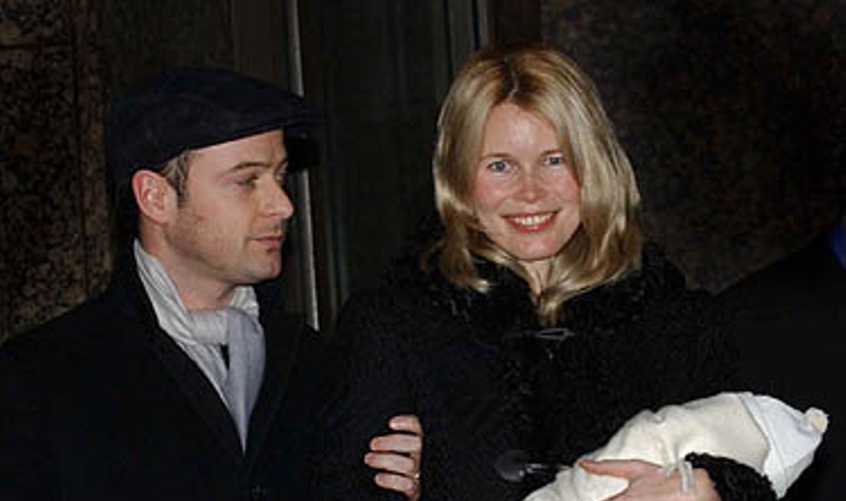 Matthew Vaughnas ir Claudia Schiffer su sūnumi
