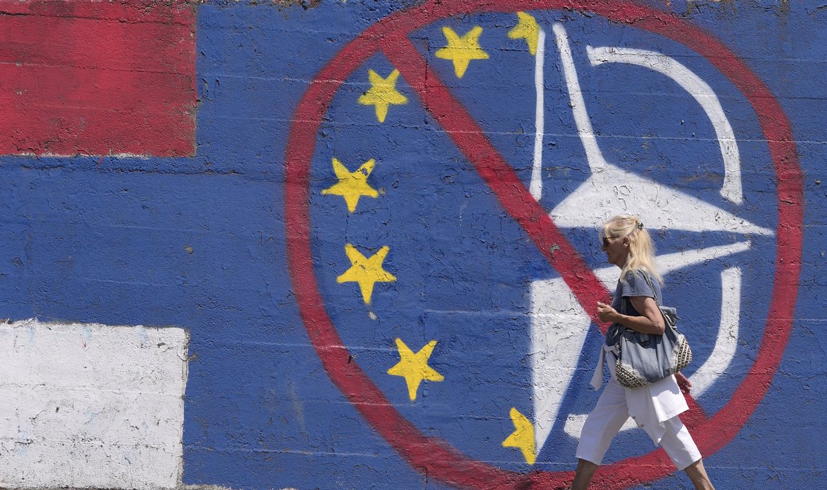 Moteris Serbijoje eina pro graffiti, pasisakantį prieš ES ir NATO