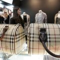 "Burberry" akcijų vertė kyla dėl spekuliacijų apie naują investuotoją