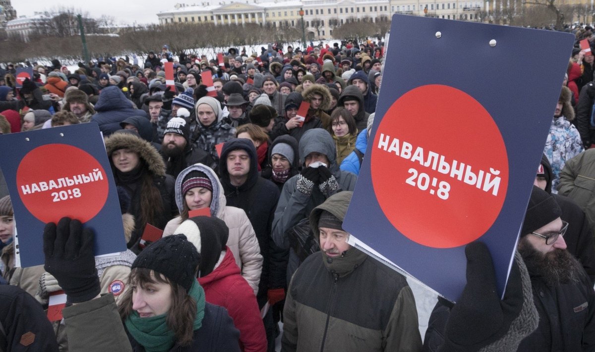 Tūkstančiai rusų reikalauja, kad Kremliaus kritikui Navalnui būtų leista dalyvauti prezidento rinkimuose