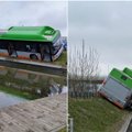 Avarija Klaipėdoje: nuo šlaito nuriedėjęs autobusas vos neatsidūrė baseine