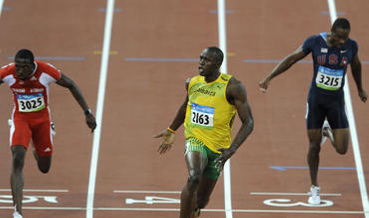 Vyrų 100 m bėgimo finalo finišas (iš kairės -Richard Thompson, Usain Bolt ir Walter Dix) 