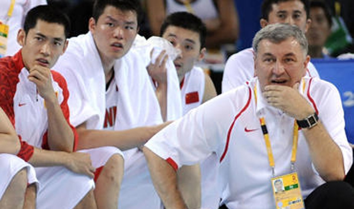 Jonas Kazlauskas ir Kinijos rinktinės krepšininkai