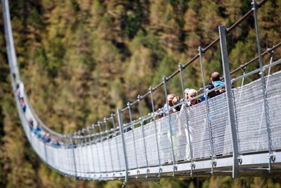 Kabamasis Čarlzo Kuoneno pėsčiųjų tiltas Šveicarijoje. Vaizdas iš šono