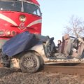 Tragiškas vaizdas Baisogaloje: automobilis sulindo po traukiniu