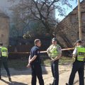 Vilniaus senamiestyje įlūžo namo stogas, kinologai tikrino, ar nėra sužalotų žmonių