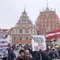 Šimtai žmonių Rygoje susirinko į mitingą paremti merą Ušakovą