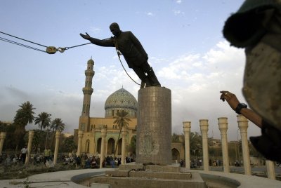 Nuverčiama Saddamo Hussino statulo po 2003-iųjų invazijos