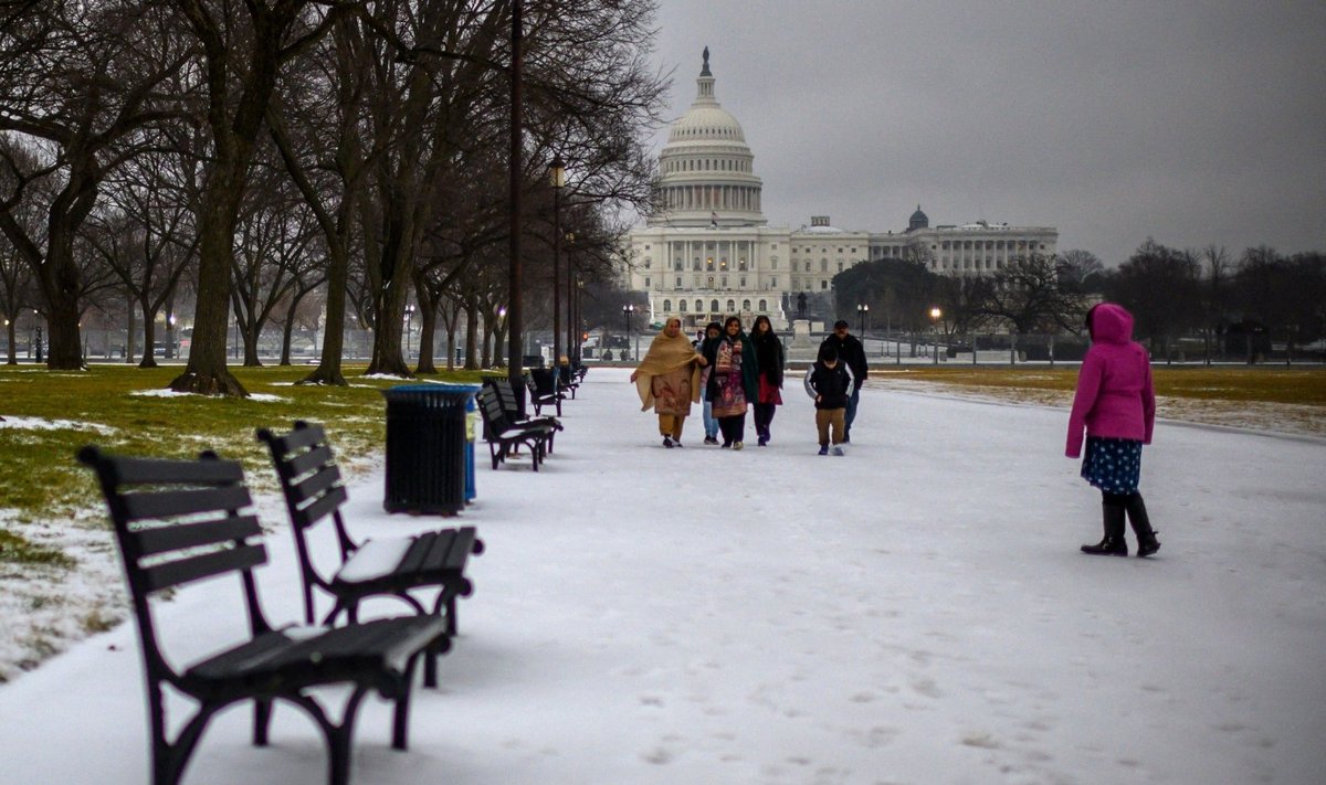 Mirtinos žiemos audros atneštas sniegas užklojo rytinę JAV dalį