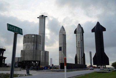 Raketos Super Heavy Booster 7 variklių bandymas. SpaceX/Twitter nuotr.