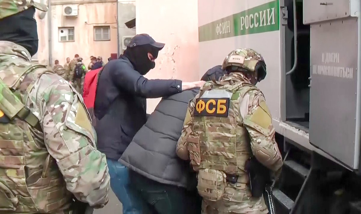 FSB nusitaikė į Krymo totorius: surengtos 25 kratos, skelbia apie 20 sulaikytų asmenų