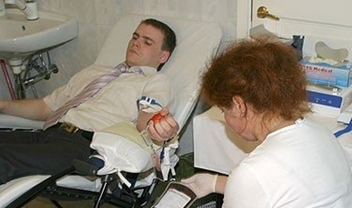 Prezidentūros darbuotojas Mindaugas Lingė duoda kraujo