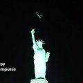 Saulės varomas orlaivis „Solar Impulse 2“ praskrido virš Laisvės statulos Niujorke