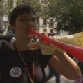 Streikuojantys prancūzai pirmą kartą pūtė vuvuzelas