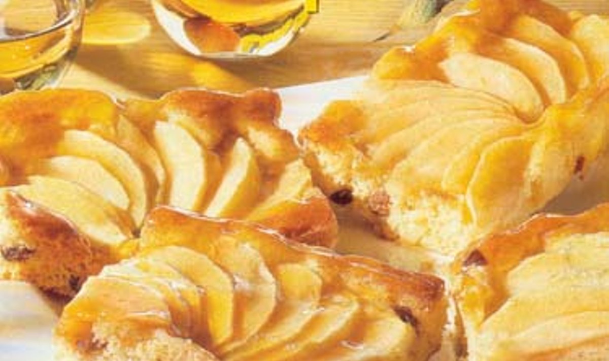 Obuolių pyragas su abrikosų džemu