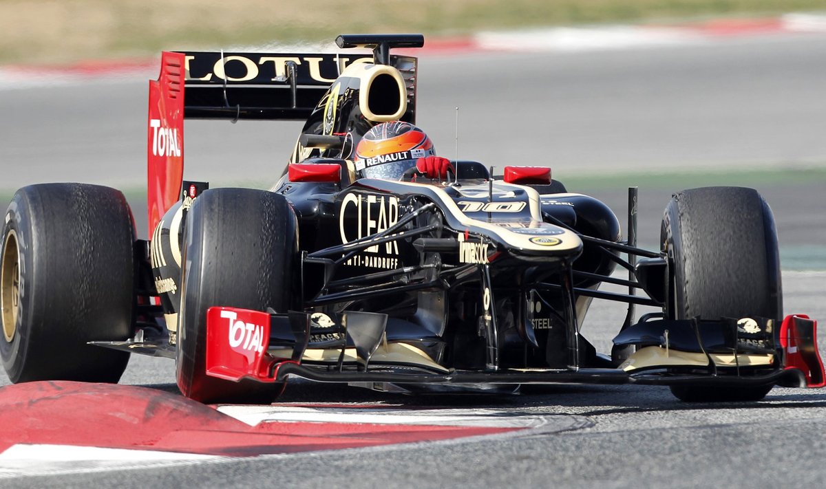 Romainas Grosjeanas su "Lotus" automobiliu 