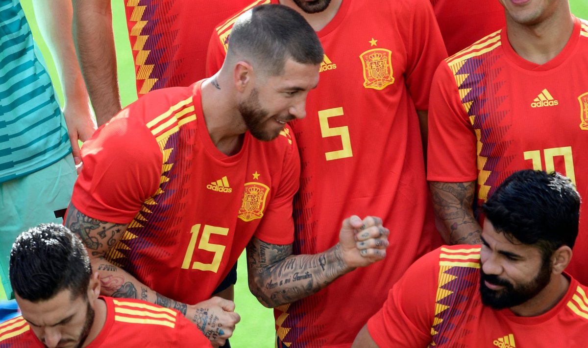 Ispanijos rinktinės žaidėjai, gynėjas Sergio Ramosas juokauja su Diego Costa 
