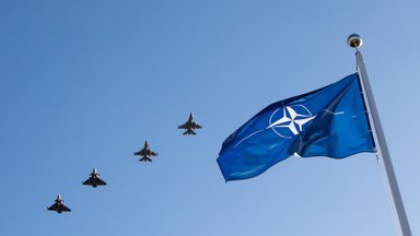 Virš sostinės – naikintuvai ir sraigtasparniai: vyksta Lietuvos narystės NATO 20-mečiui skirti renginiai