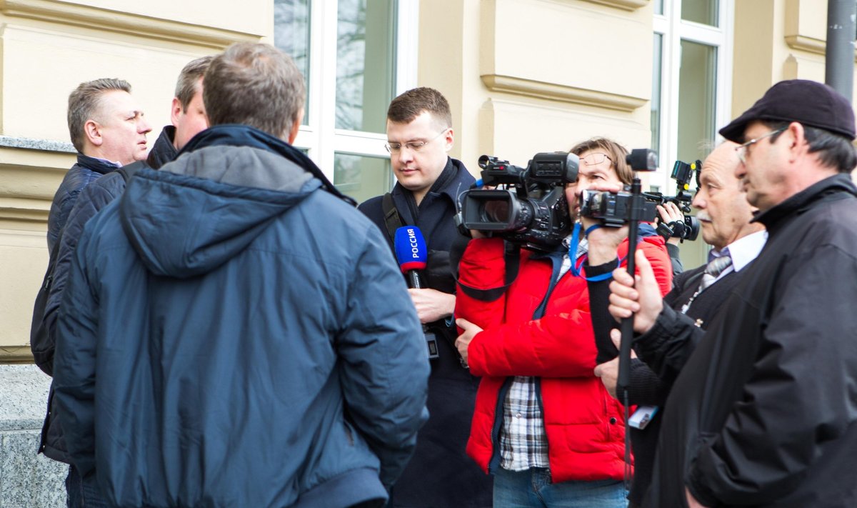 Rossiya journalists waited for forum participants outside hotel in Vilnius