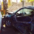 Kaune per avariją automobilis trenkėsi į sieną, sukviestos visos tarnybos: vienas vairuotojų mirė