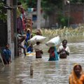 Ciklonui pasiekus Indiją ir Bangladešą žuvo aštuoni žmonės