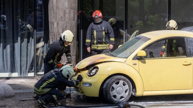 Vilniuje netoli Lukiškių užsidegė automobilis