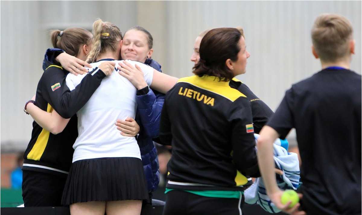 Lietuvos moterų teniso rinktinė džiaugiasi pergale / Foto: Saulius Jankauskas