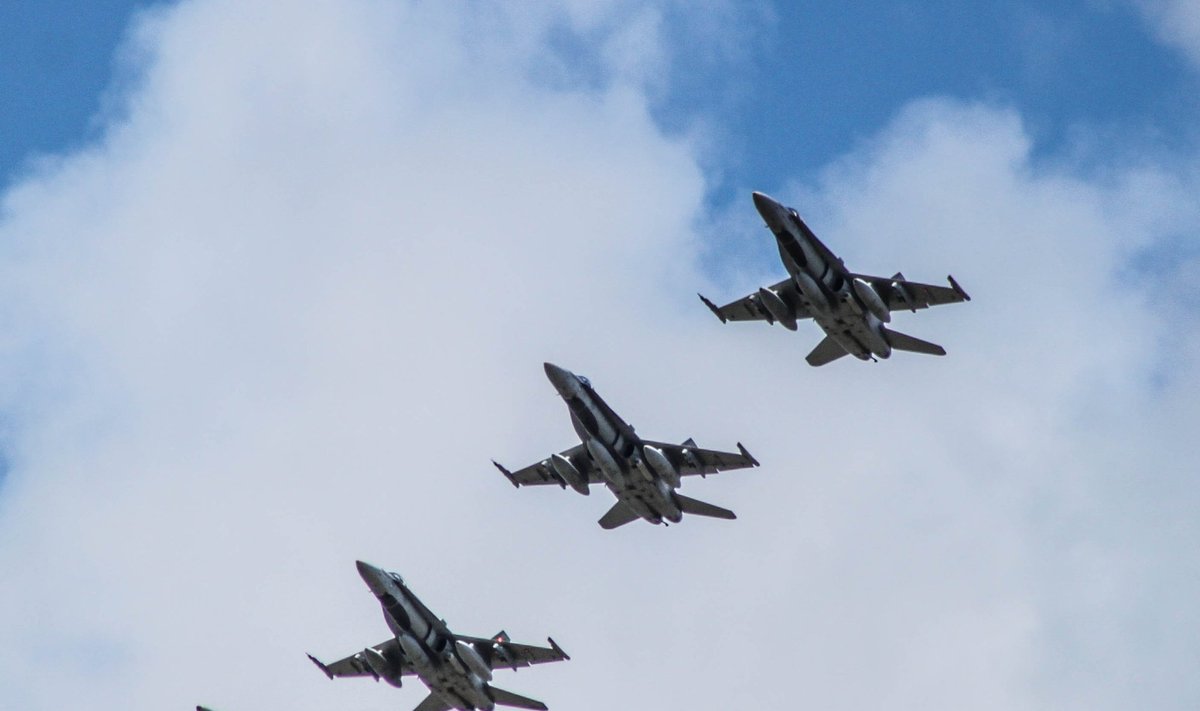 Royal Canadian Air Force F-18 „Hornet“ jets in Lithuanian sky