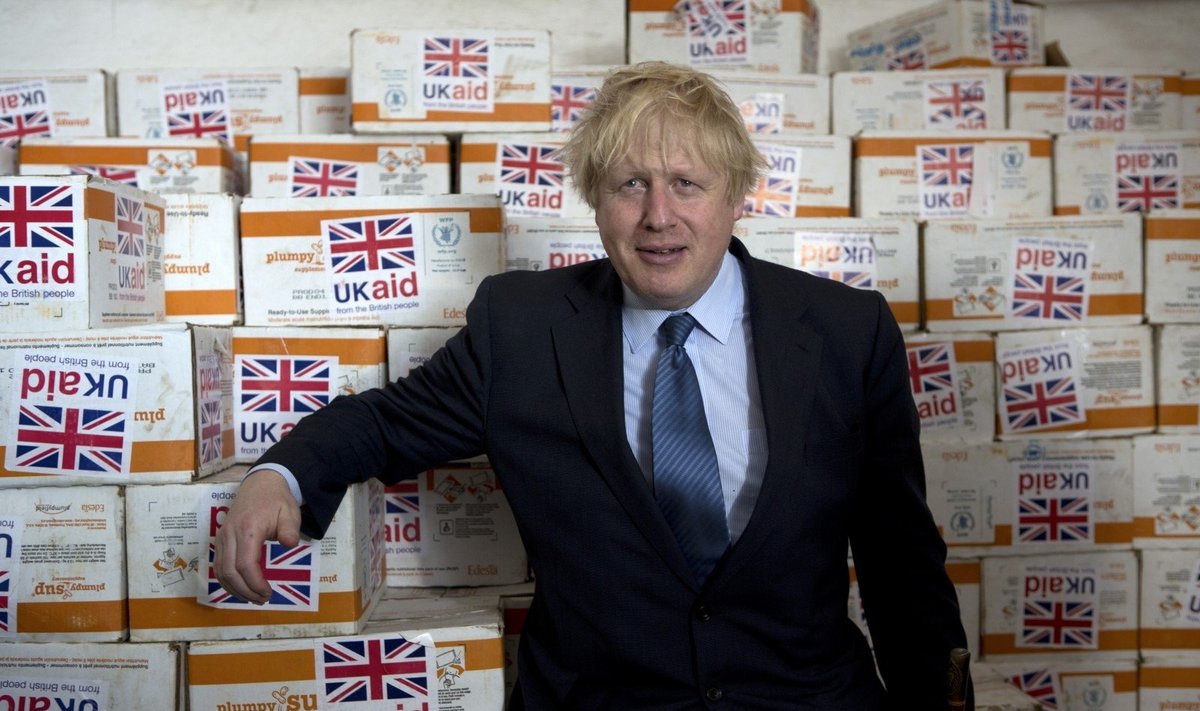 Borisas Johnsonas pozuoja prie maisto siuntos, pristatytos į Somalį 