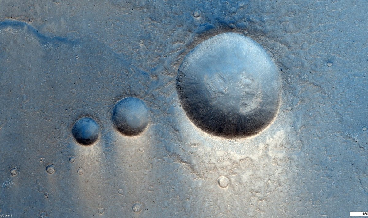 Marso krateriai Lunae Planum. ESA/Roskosmos/CaSSIS nuotr.